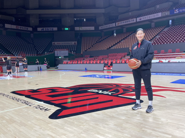 2022-2023 여자프로농구(WKBL) 개막을 앞두고 25일 사직실내체육관에서 막바지 훈련을 지도하는 박정은 부산BNK 썸 감독. 지난 시즌 BNK 썸을 창단 첫 플레이오프로 이끈 박 감독은 이번 시즌엔 더 높은 곳을 목표로 부산 팬들의 기대에 보답하겠다는 포부를 밝혔다.