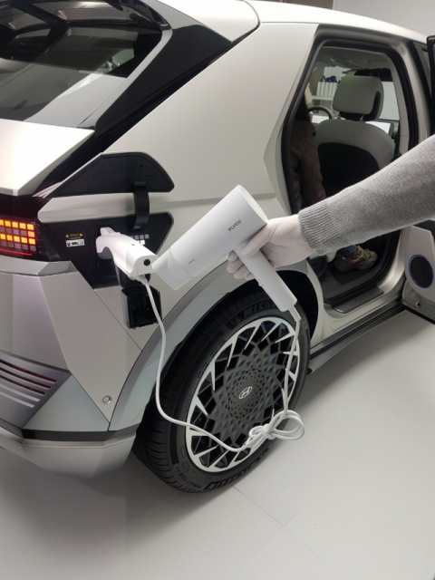 현대차 ‘아이오닉 5’와 외부 가전으로 전기를 공급하는 ‘V2L’ 기능 작동 모습. 현대차 제공