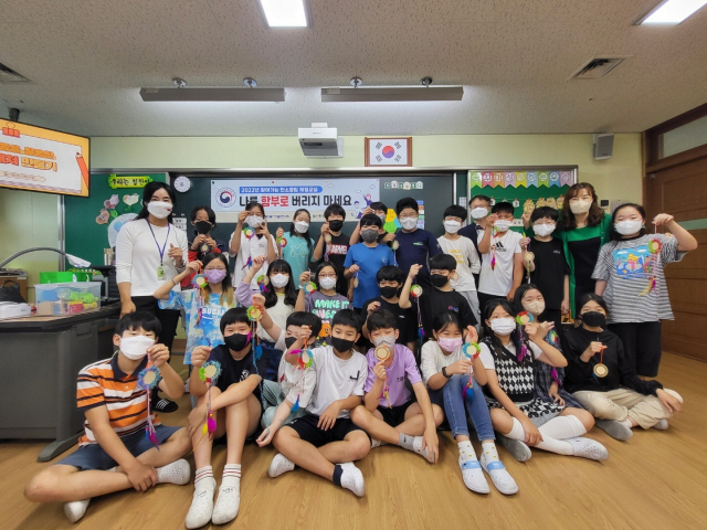 지난 9월 15일 울산시 울주군 언양초등학교 5학년을 대상으로 진행된 '탄소중립 체험교실'． 참여 학생들이 재활용품으로 만든 드림캐쳐를 들고 있다． 한국동서발전 제공