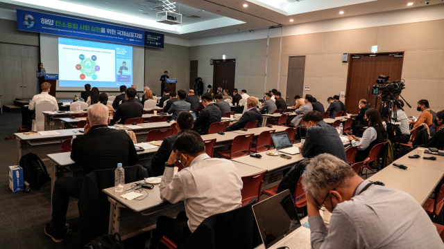 국내 최초의 LNG벙커링선박인 ‘K LNG 드림(Dream)호’(위). 지난 12일 부산 벡스코에서 열린 ‘해양 탄소중립 사회 실현을 위한 국제심포지엄’ 행사 모습. KRISO 제공