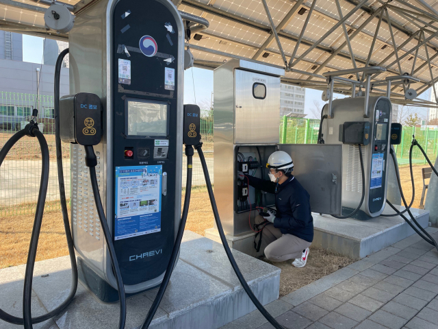 한국전기안전공사 직원이 전기차 충전시설을 점검하고 있다. 한국전기안전공사 제공