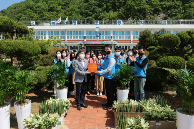 5월 파나시아 임직원 봉사단 ‘파나누리’가 ‘미세먼지 없는 교실숲’ 조성을 위해 식물을 기부하는 모습. 파나시아 제공