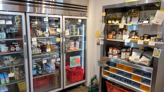 맛과 멋을 함께 사는 그로서리 스토어가 최근 인기를 끌고 있다. 부산 영도구 봉래동 아레아식스에 입점한 그로서리 스토어 ‘롤로와영도’.