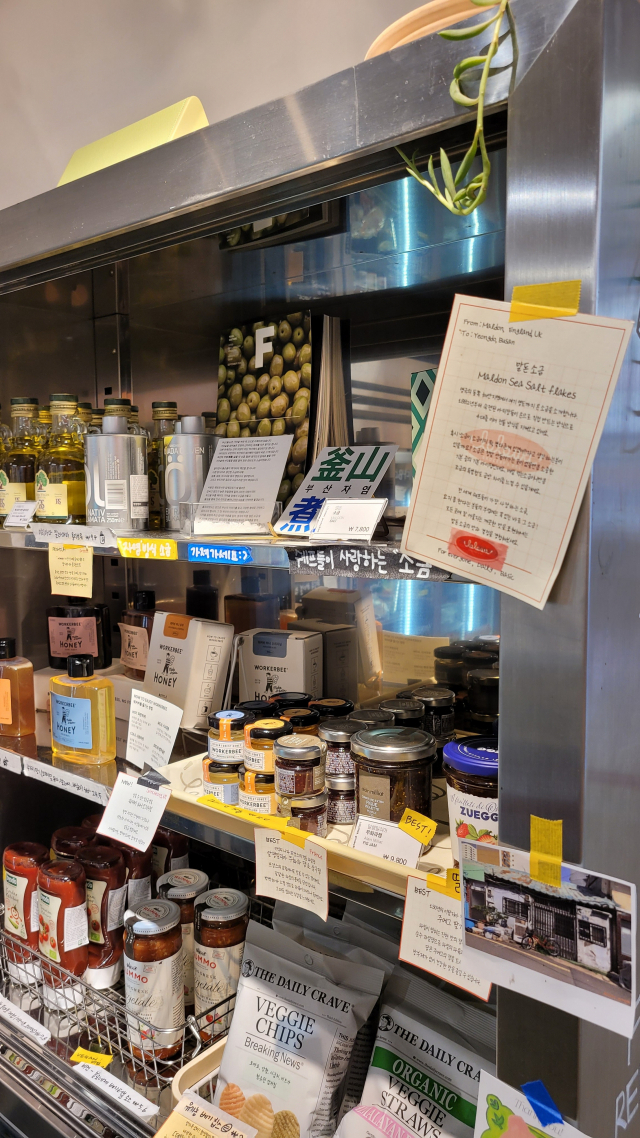 롤로와영도에서 판매하고 있는 식료품들.