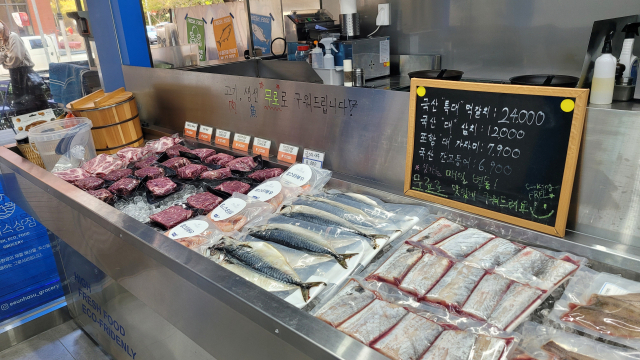 부산 남구 용호동의 해산물·축산물 그로서리 스토어 ‘은하수 상점’.