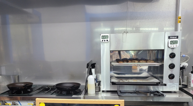 은하수 상점은 판매하는 생선과 고기를 무료로 구워 준다.