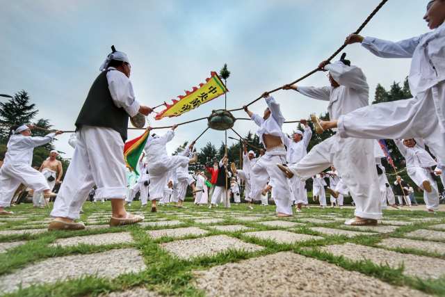 집터를 다지는 노동을 놀이로 재현한 민속연희 구덕망깨소리 공연. 부산구덕민속예술보존협회 제공