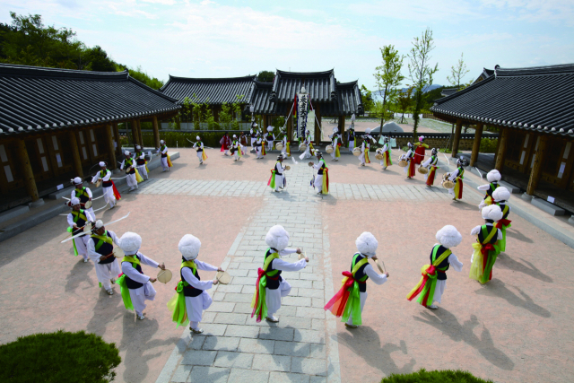 부산농악. 부산구덕민속예술보존협회 제공