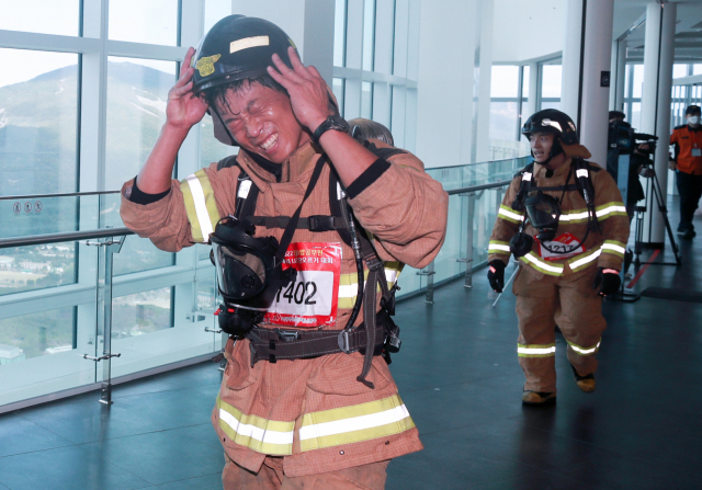 26일 부산 해운대구 LCT에서 열린 '전국소방공무원 해운대 LCT 계단 오르기 대회'에 참가한 소방대원들이 100층 계단을 힘겹게 통과하고 있다.