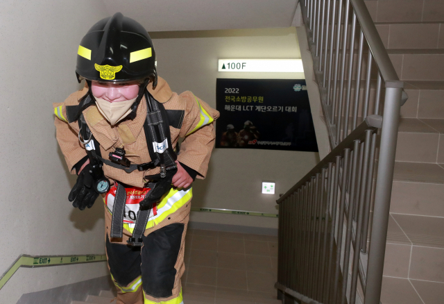 26일 부산 해운대구 LCT에서 열린 '전국소방공무원 해운대 LCT 계단 오르기 대회'에 참가한 소방대원들이 100층 계단을 힘겹게 통과하고 있다.