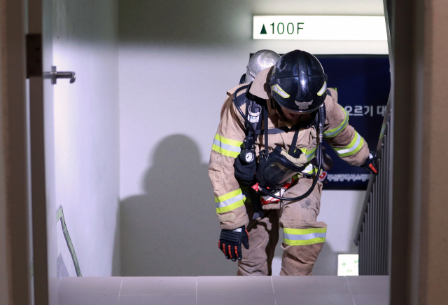 26일 부산 해운대구 LCT에서 열린 '전국소방공무원 해운대 LCT 계단 오르기 대회'에 참가한 소방대원들이 100층 계단을 힘겹게 통과하고 있다.