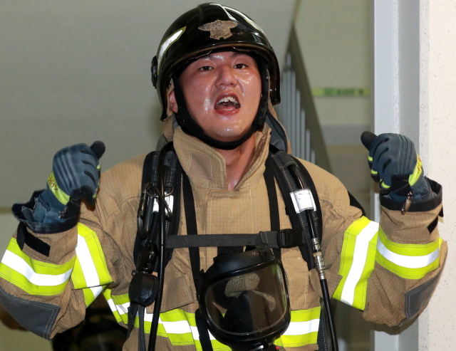 26일 부산 해운대구 LCT에서 열린 '전국소방공무원 해운대 LCT 계단 오르기 대회'에 참가한 소방대원들이 100층 계단을 힘겹게 통과하고 있다.