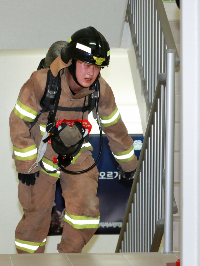 26일 부산 해운대구 LCT에서 열린 '전국소방공무원 해운대 LCT 계단 오르기 대회'에 참가한 소방대원들이 100층 계단을 힘겹게 통과하고 있다.
