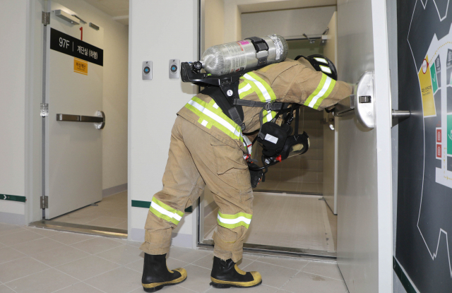 26일 오전 부산시 해운대구 101층 빌딩 LCT에서 열린 '전국소방공무원 해운대 LCT 계단오르기 대회' 참가 소방대원들이 97층 계단을 힘겹게 오르고 있다.