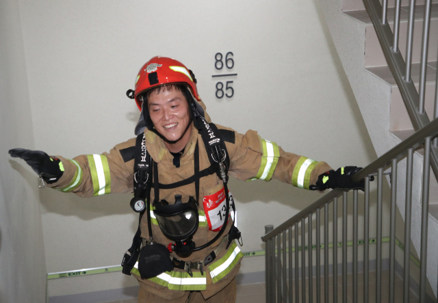 26일 오전 부산시 해운대구 101층 빌딩 LCT에서 열린 '전국소방공무원 해운대 LCT 계단오르기 대회' 참가 소방관들이 힘겹게 계단을 오르고 있다.