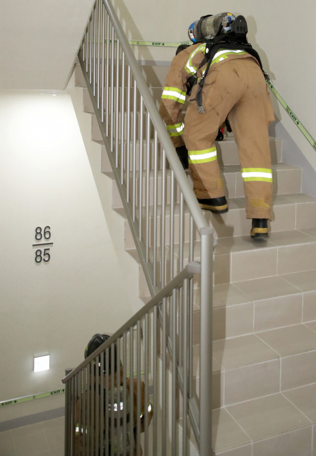 26일 오전 부산시 해운대구 101층 빌딩 LCT에서 열린 '전국소방공무원 해운대 LCT 계단오르기 대회' 참가 소방관들이 힘겹게 계단을 오르고 있다.