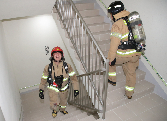 26일 오전 부산시 해운대구 101층 빌딩 LCT에서 열린 '전국소방공무원 해운대 LCT 계단오르기 대회' 참가 소방관들이 힘겹게 계단을 오르고 있다.