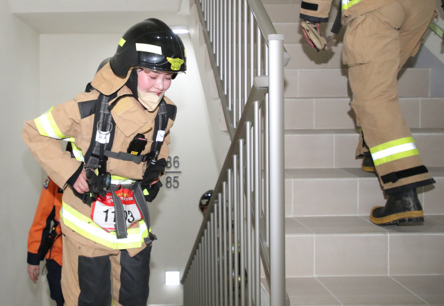 26일 오전 부산시 해운대구 101층 빌딩 LCT에서 열린 '전국소방공무원 해운대 LCT 계단오르기 대회' 참가 소방관들이 힘겹게 계단을 오르고 있다.