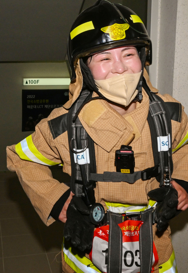 26일 부산 해운대구 LCT에서 열린 '전국소방공무원 해운대 LCT 계단 오르기 대회'에 참가한 소방대원들이 100층 계단을 힘겹게 통과하고 있다.