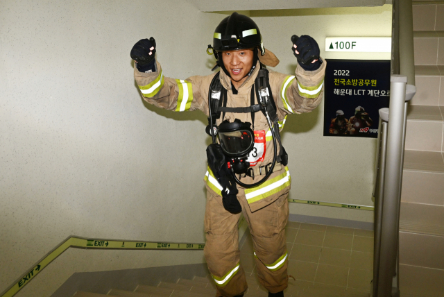 26일 부산 해운대구 LCT에서 열린 '전국소방공무원 해운대 LCT 계단 오르기 대회'에 참가한 소방대원들이 100층 계단을 힘겹게 통과하고 있다.