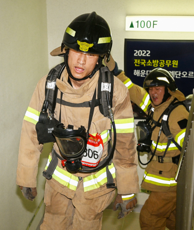26일 부산 해운대구 LCT에서 열린 '전국소방공무원 해운대 LCT 계단 오르기 대회'에 참가한 소방대원들이 100층 계단을 힘겹게 통과하고 있다.
