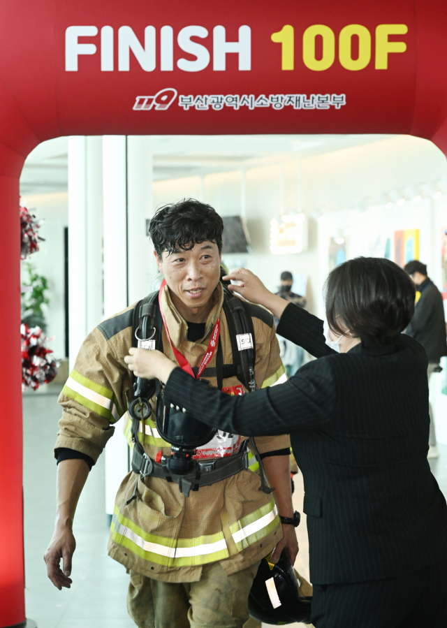 26일 부산 해운대구 LCT에서 열린 '전국소방공무원 해운대 LCT 계단 오르기 대회'에 참가한 소방대원들이 100층 결승점을 힘겹게 통과하고 있다.