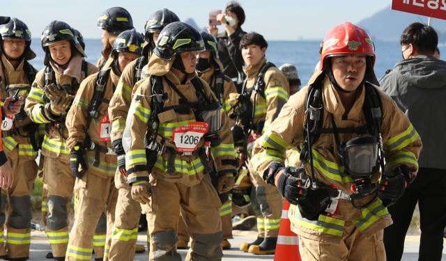 26일 부산 해운대구 LCT에서 열린 '2022 전국 소방공무원 해운대 LCT 계단 오르기 대회'에 참가한 소방대원들이 출발 준비를 하고 있다.