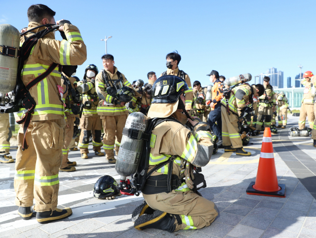 26일 부산 해운대구 LCT에서 열린 '2022 전국 소방공무원 해운대 LCT 계단 오르기 대회'에 참가한 소방대원들이 출발 준비를 하고 있다.