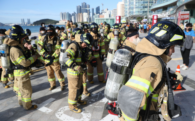 26일 부산 해운대구 LCT에서 열린 '2022 전국 소방공무원 해운대 LCT 계단 오르기 대회'에 참가한 소방대원들이 출발 준비를 하고 있다.