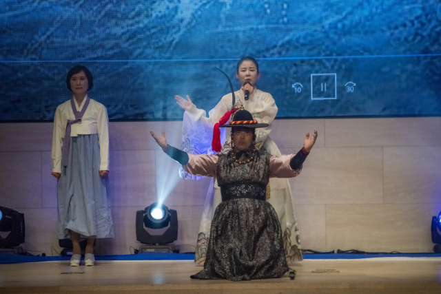 (사)시읽는문화(이사장 김윤아)의 시극 ‘충무공 이순신’ 공연 장면. 부산국제장애인협의회 제공