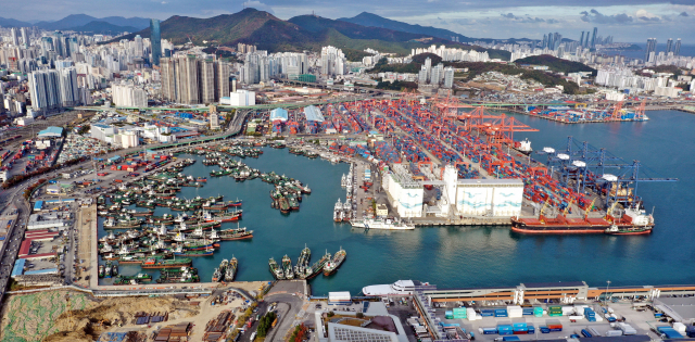 부산항 북항 2단계 재개발사업에 대한 정부의 예비타당성 조사가 26일 최종 통과되면서 2030부산세계박람회 예정지인 북항 일대 개발에도 속도가 붙을 전망이다. 부산항 5부두와 자성대부두 등 북항 2단계 재개발사업 부지 일대. 정종회 기자 jjh@