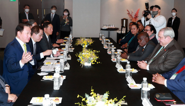 26일 부산 해운대구 웨스틴조선호텔에서 열린 태평양 도서국 외교장관 간담회에서 최태원 2030부산세계박람회 공동유치위원장이 인사말을 하고 있다. 연합뉴스