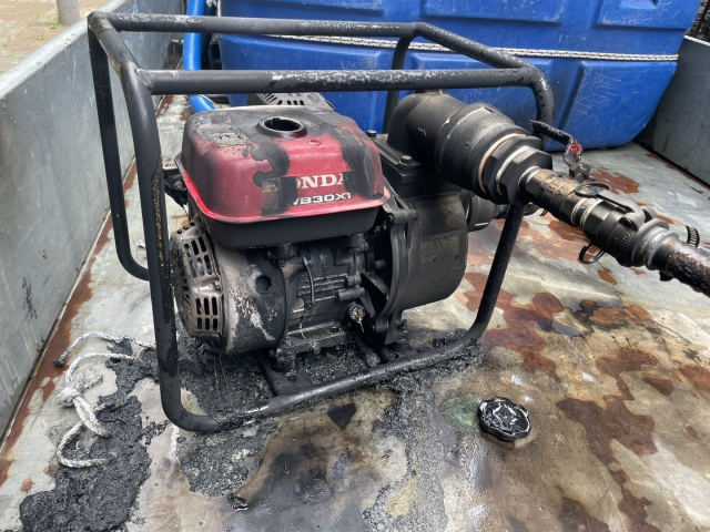 올 5월 부산 강서구 지사동의 한 공원에서 차량에 실려있던 양수기에서 불이 나 작업 중이던 강서구청 소속 70대 근로자가 화상을 입고 결국 숨졌다. 불이 난 양수기 모습. 부산소방재난본부 제공