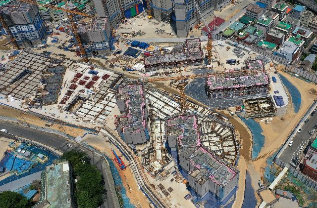 부산의 한 대단지 아파트 건설 현장. 부산일보 DB