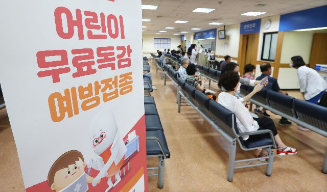 부산 대동병원 소아청소년과 앞에 독감 접종 안내 배너가 설치돼 있는 모습. 부산일보DB