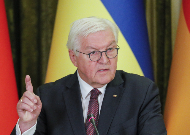 조르자 멜로니 이탈리아 총리가 25일 하원에서 연설하고 있다. 아래쪽은 같은 날 우크라이나 키이우에서 기자회견하는 프랑크-발터 슈타인마이어 독일 대통령. 신화EPA연합뉴스