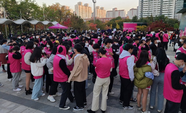 ‘월드 스타’ 김연경의 프로배구 V리그 복귀전인 흥국생명과 페퍼저축은행의 경기가 열린 25일 인천삼산월드체육관 앞에 관중들이 입장하기 위해 길게 줄을 서고 있다. 연합뉴스