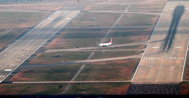 부산 강서구 김해국제공항에서 민항기가 활주로를 이동하고 있다. 연합뉴스