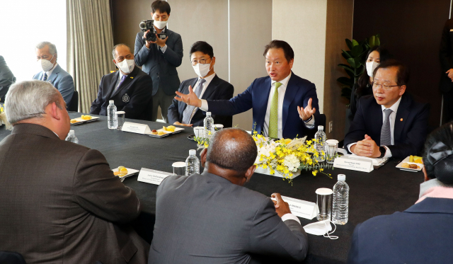 26일 부산 해운대구 웨스틴조선호텔에서 열린 한국과 태평양 12개 도서국 외교장관 간담회에서 최태원 2030부산세계박람회 공동유치위원장과 조승환 해양수산부 장관이 인사말을 겸해 2030 부산세계박람회 유치 지지를 요청하고 있다. 정종회 기자 jjh@