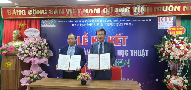 경남정보대학교(총장 김대식·오른쪽)는 최근 베트남 현지의 5개 대학들과 다양한 방면에서 교류·협력하기 위한 업무 협약을 체결했다.