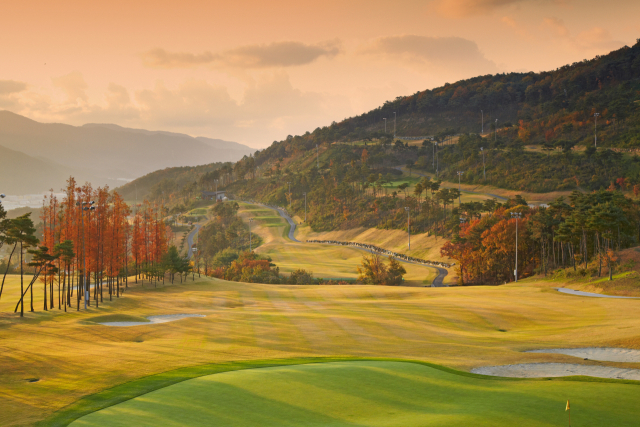 3개 코스로 구성된 양산CC는 코스마다 다양한 특성을 갖추고 있어 골퍼들에게 사랑을 받고 있다. 양산CC는 골퍼들에게 골프의 매력을 선사하기 위해 아마추어 골퍼들이 참가하는 야간 골프대회인 ‘나이트 마스터즈’와 친구·가족·연인의 생일에 방문하는 이용객들을 위한 ‘Birthday cart’ 이벤트 등을 열고 있다. 양산CC 제공