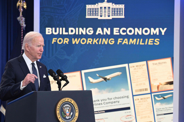 중간선거(11월 8일)을 앞둔 조 바이든 미국 대통령이 지난 26일(현지시간) 워싱턴DC 백악관에서 인플레이션을 억제하기 위한 새 행정명령을 발표하고 있다. 연합뉴스