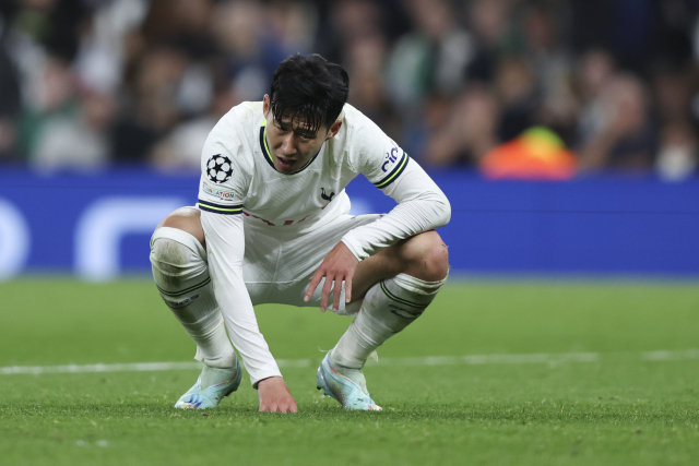 나폴리의 김민재(위)가 27일(한국시간) 이탈리아 나폴리의 디에고 아르만도 마라도나 경기장에서 열린 2022-2023 유럽축구연맹(UEFA) 챔피언스리그(UCL) 조별리그 A조 5차전 레인저스와의 홈 경기에서 공을 다루고 있다. 같은 날 영국 런던의 토트넘 홋스퍼 스타디움에서 열린 UCL D조 스포르팅과의 경기에서 아쉬워하는 토트넘 손흥민. AFP·AP연합뉴스