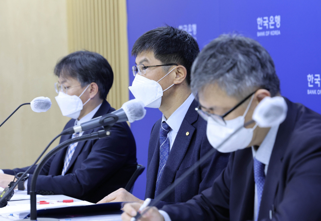 황상필 한국은행 경제통계국장(왼쪽 두 번째)이 27일 오전 서울 중구 한국은행 기자실에서 올해 3분기 실질 국내총생산(GDP) 성장률에 대해 설명하고 있다. 연합뉴스