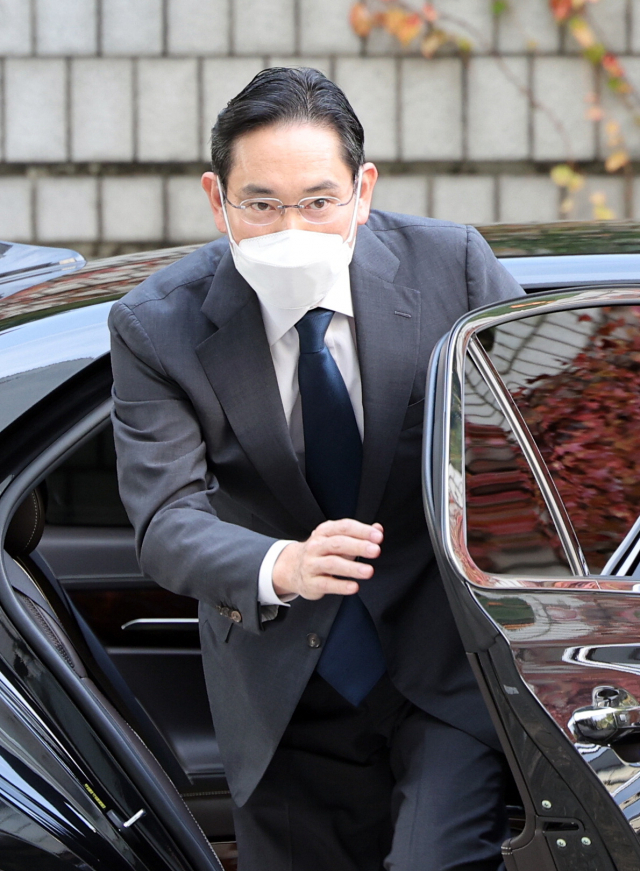 삼성전자는 27일 이사회를 열어 이재용 부회장의 회장 승진을 의결했다. 사진은 이날 서울중앙지법에서 열린 ‘회계부정·부당합병’ 1심 속행 공판에 출석하고 있는 이 부회장. 연합뉴스