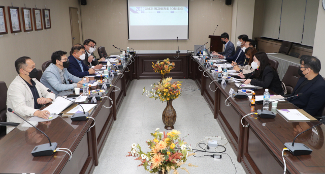 부산일보 제4기 독자위원회 위원들이 26일 부산일보 4층 회의실에서 지면 평가 회의를 하고 있다. 이재찬 기자 chan@