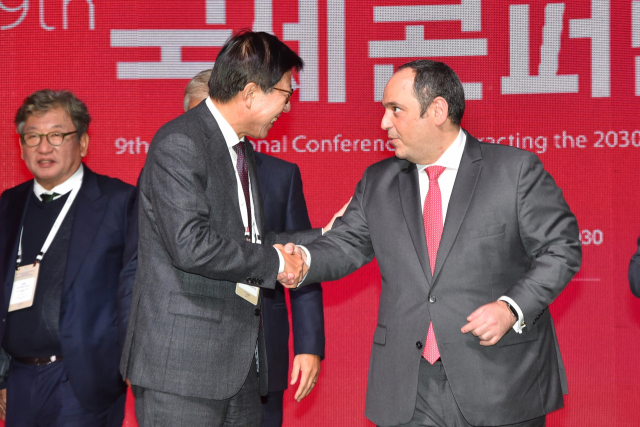 27일 오후 서울 대한상의에서 진행된 국제콘퍼런스에서 디미트리 케르켄테즈(오른쪽) 사무총장과 박형준 부산시장이 악수하고 있다. 부산시 제공