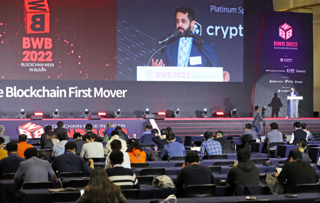 27일 부산 벡스코에서 열린 ‘Blockchain Week in Busan 2022’에서 아랍에미리트 최대 자유무역지대인 DMCC의 아흐메드 빈 술레얌 의장이 첫 기조연설을 하고 있다. 정종회 기자 jjh@