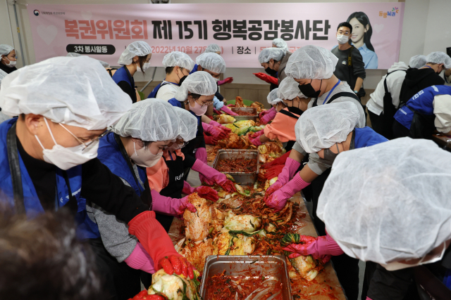 복권위 행복공감봉사단 김장 봉사 (서울=연합뉴스) 김주성 기자 = 기획재정부 복권위 행복공감봉사단 단원들이 10월 27일 오후 탈북청소년 대안학교인 서울 관악구 두리하나국제학교에서 어르신들에게 전달할 김치를 담그고 있다. 연합뉴스