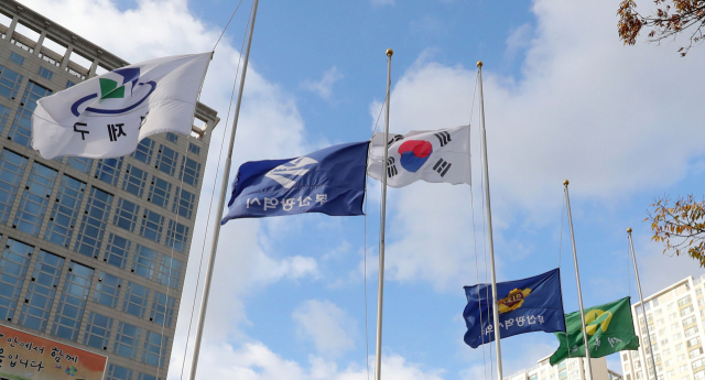 서울 이태원 참사 사고와 관련 ‘국가 애도기간’이 선포된 가운데 30일 부산 연제구 시청앞 국기 게양대에 조기가 게양돼 있다. 강선배 기자 ksun@